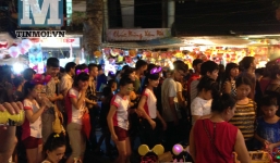 Người Hà Nội đổ ra đường đón Trung thu khiến giao thông kẹt cứng